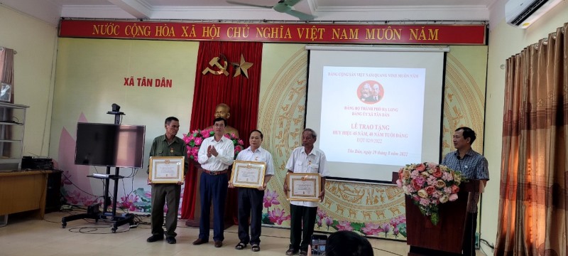 Đảng bộ xã Tân Dân tổ chức Lễ trao tặng huy hiệu 45 năm, 40 năm tuổi đảng đợt 02/9/2022
