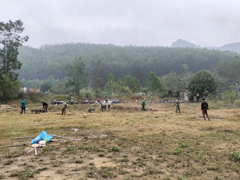 Ra quân lao động vệ sinh môi trường, chỉnh trang sân vận động xã Tân Dân