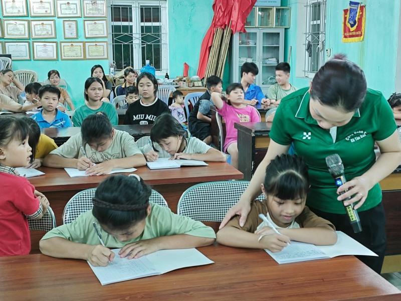 Sinh hoạt hè và dạy tiếng Dao cho trẻ em dịp hè 2024