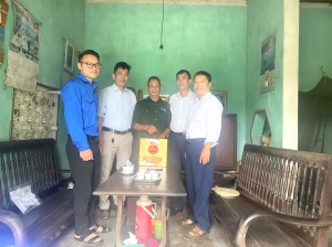 TẶNG QUÀ NHÂN DỊP NGÀY THƯƠNG  BINH LIỆT SĨ 27/7